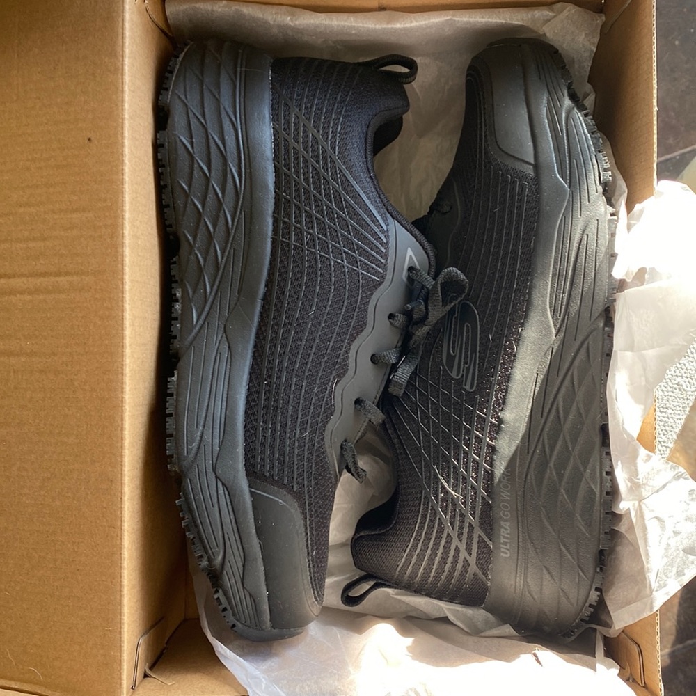 Skechers Max Cushioning Elite SR sneakers Mens 8M, worn once, with box